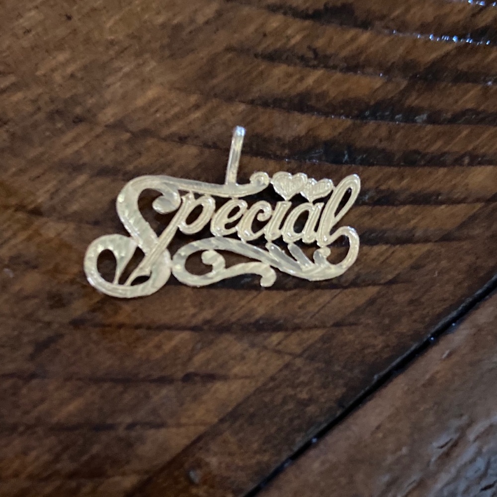 🌺 Gold charm - “Special”